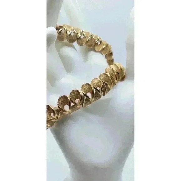 Vintage Necklace Gold Textured Wavy Loops Signed Kramer K Dangle Rare Fancy - Picture 3 of 9